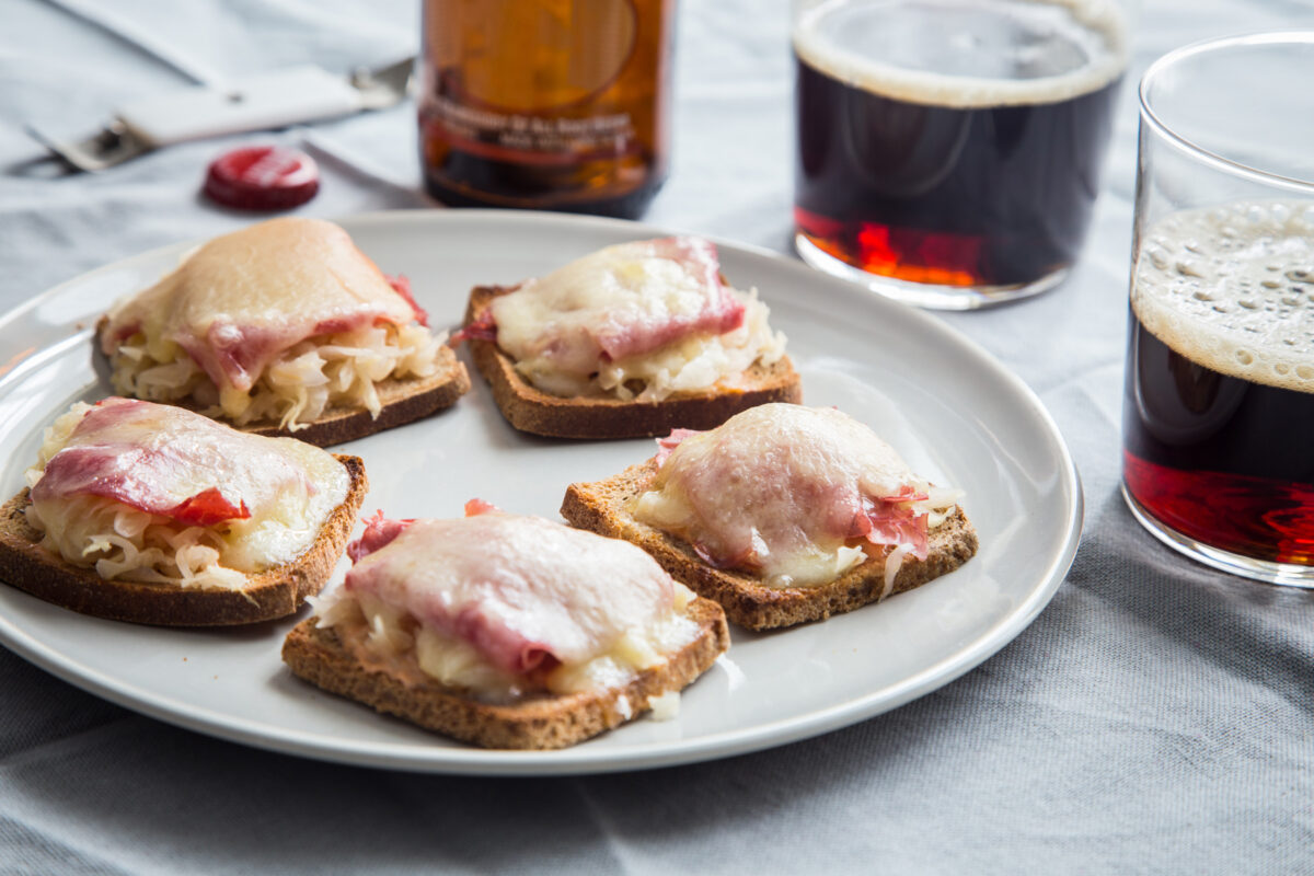 Mini Reuben Toasts Recipe - Food Fanatic