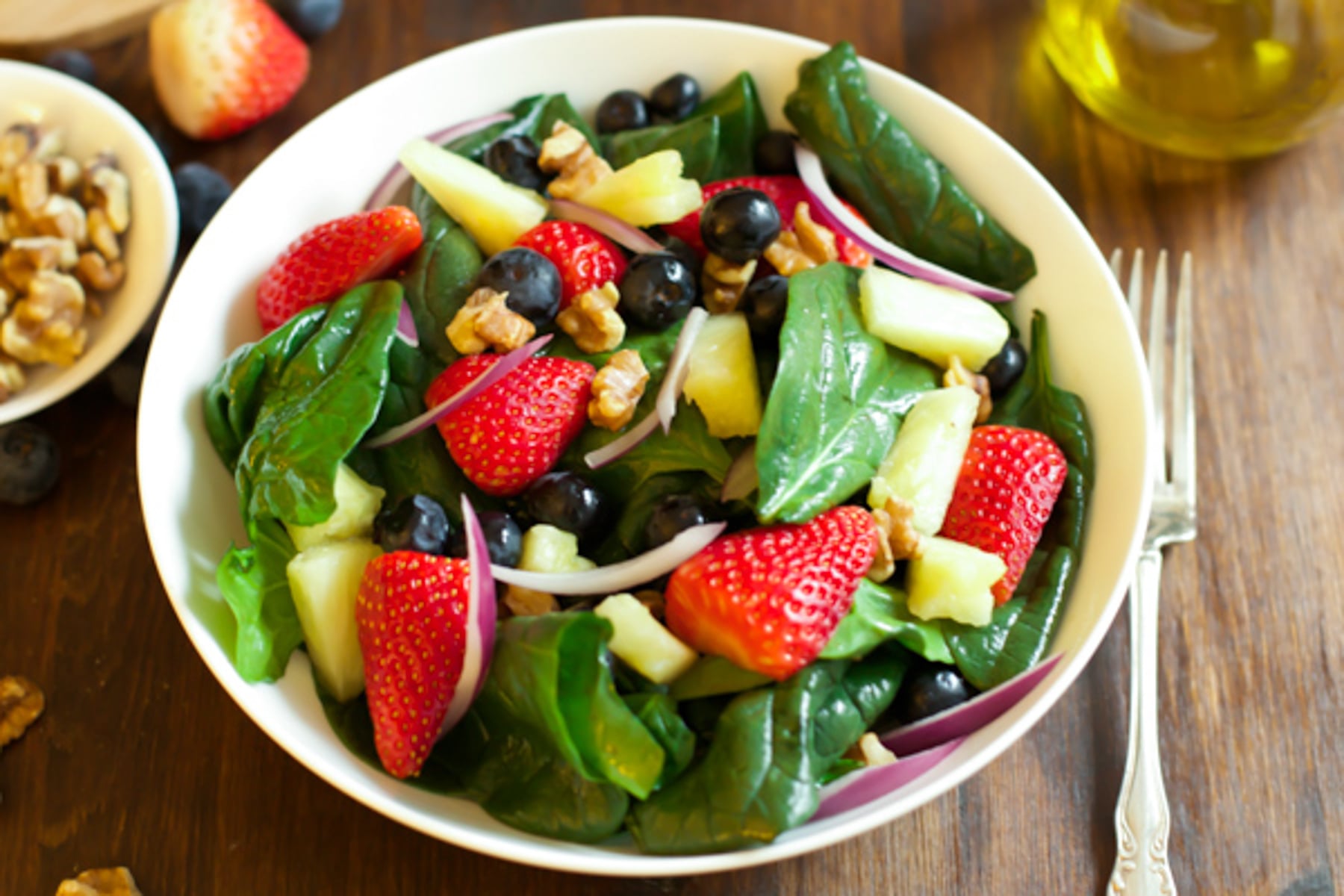 https://cdn.foodfanatic.com/uploads/2015/03/spinach-fruit-salad-photo.jpg